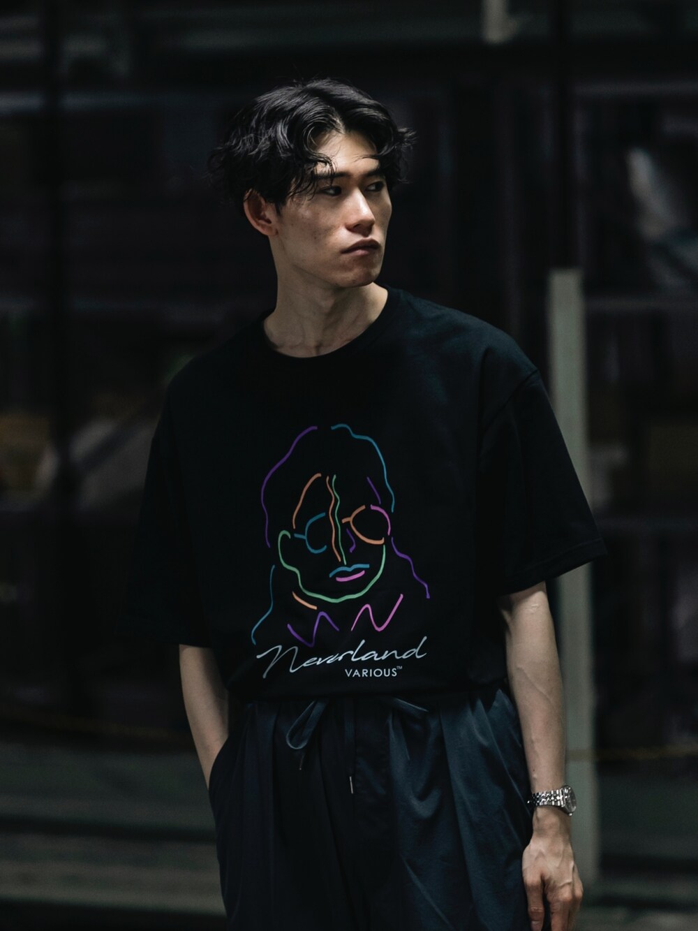 ブラック系のTシャツ/カットソー、ブラック系のその他パンツを着用したメンズの夏コーディネートの2枚目の写真