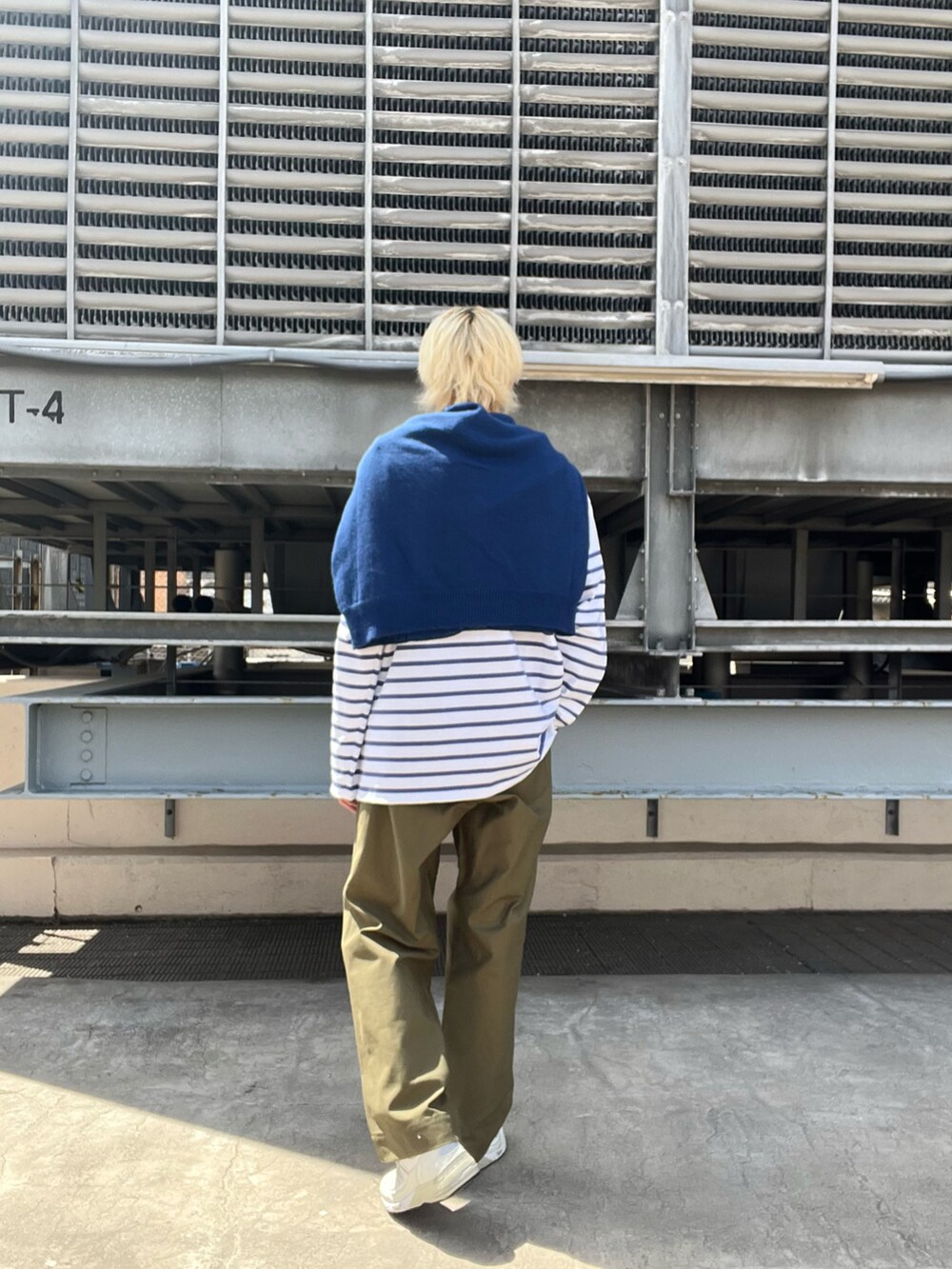 グリーン系のカーゴパンツ、ブルー系のTシャツ/カットソー、ブルー系のカーディガン/ボレロを着用したメンズの春コーディネートの2枚目の写真