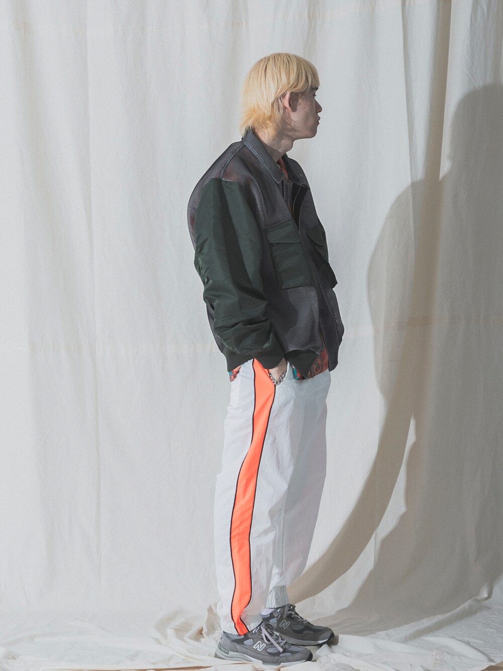 ブラック系のその他パンツ、グレー系のスニーカー、ブルー系のブルゾンを着用したメンズの春コーディネートの2枚目の写真