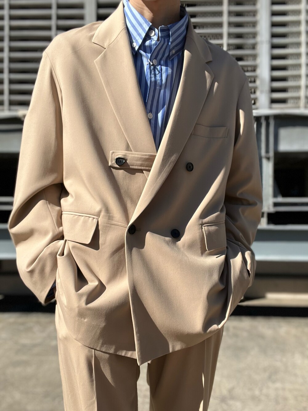 ブラック系のシューズ、グリーン系のその他パンツ、グリーン系のその他アウターを着用したメンズの春コーディネートの2枚目の写真