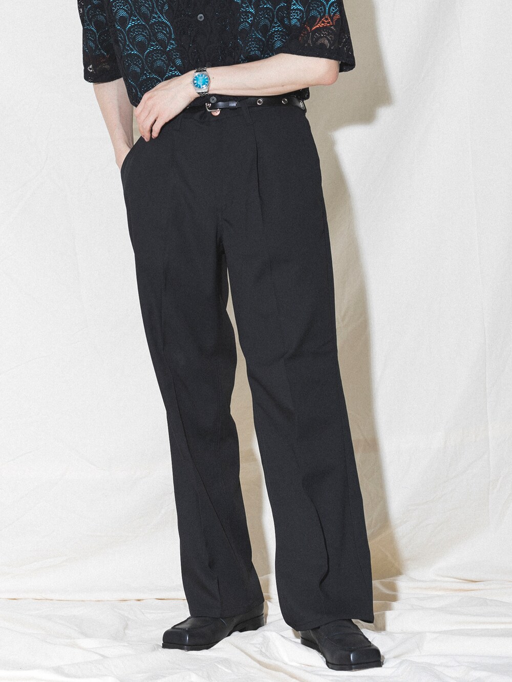 ブラック系のその他パンツ、ブルー系のシャツ/ブラウスを着用したメンズの春コーディネートの4枚目の写真