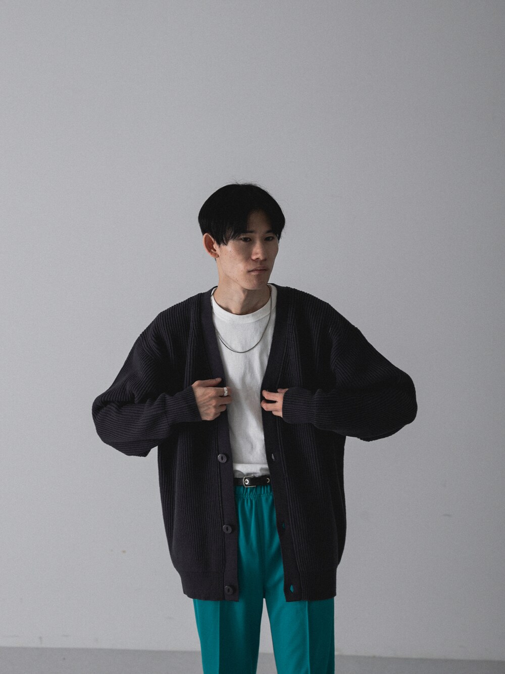 グレー系のその他パンツ、グレー系のカーディガン/ボレロを着用したメンズの夏コーディネートの4枚目の写真