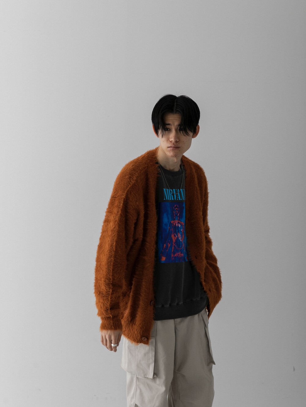 レッド系のカーディガン/ボレロ、ベージュ系のその他パンツを着用したメンズの冬コーディネートの2枚目の写真