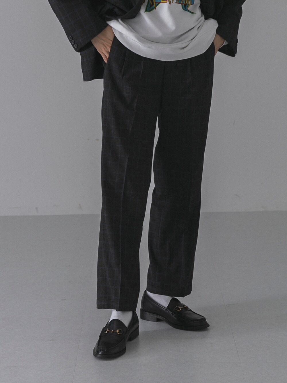 その他のその他パンツ、ブラック系のローファー、その他のジャケット/アウターを着用したメンズの秋コーディネートの5枚目の写真