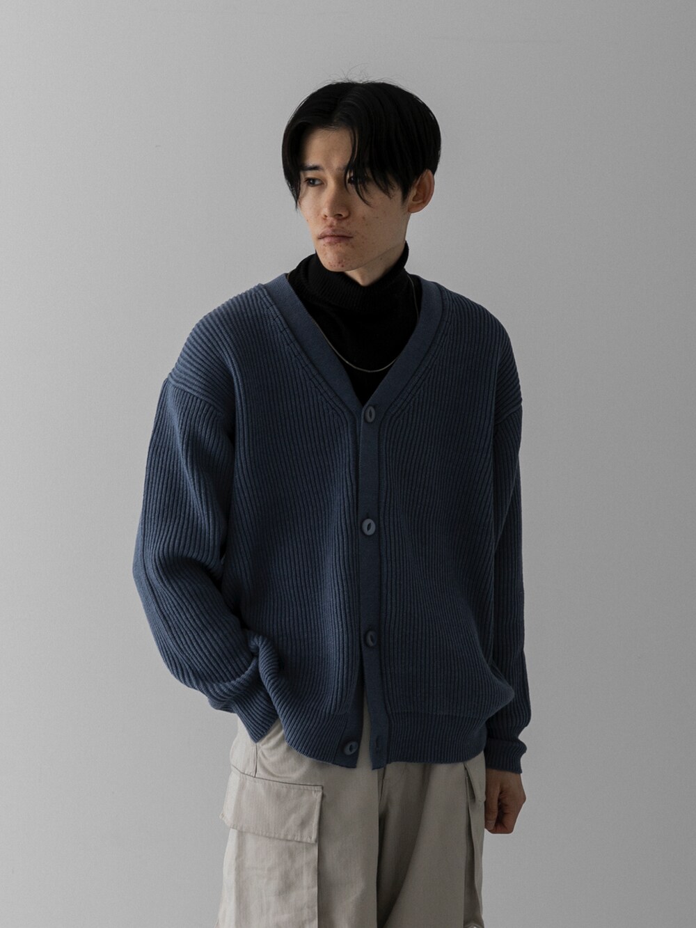 ベージュ系のその他パンツ、パープル系のカーディガン/ボレロ、ホワイト系のニット/セーターを着用したメンズの冬コーディネートの3枚目の写真