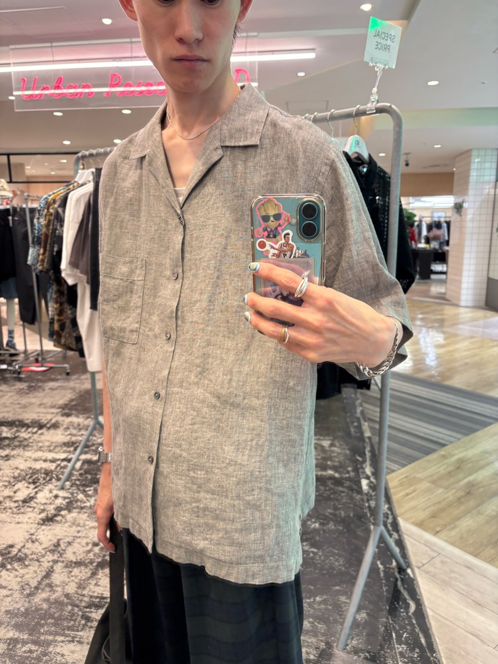 グリーン系のシャツ/ブラウス、その他のその他パンツ、グレー系のトートバッグを着用したメンズの夏コーディネートの2枚目の写真