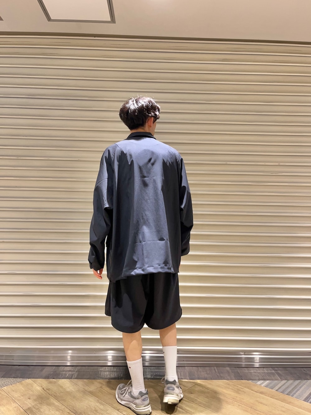 ブラック系のTシャツ/カットソー、ブルー系のジャケット/アウター、ブルー系のパンツを着用したメンズの春コーディネートの2枚目の写真