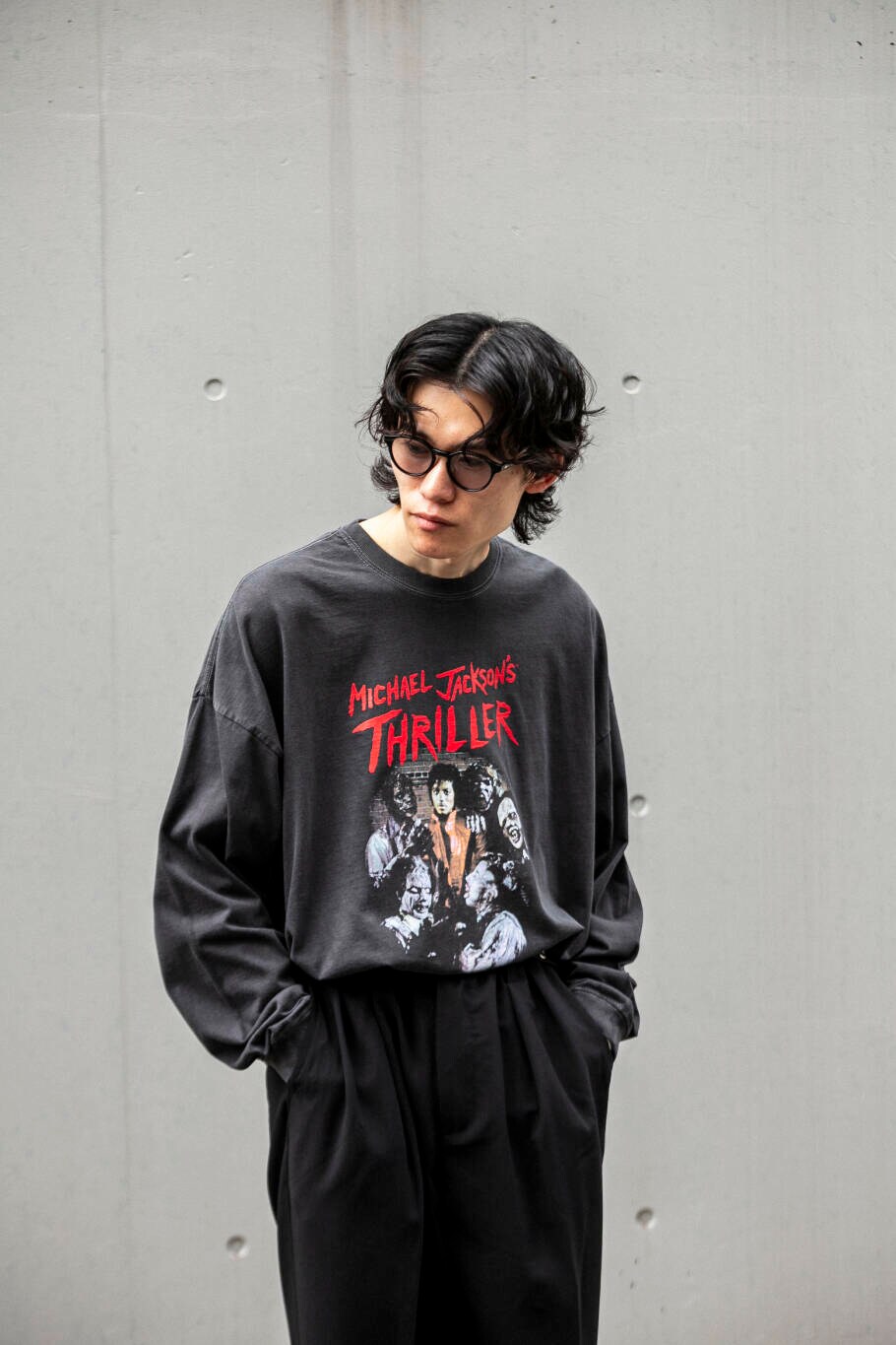 ブラック系のその他パンツ、その他のTシャツ/カットソー、ブラック系のメガネを着用したメンズの夏コーディネートの2枚目の写真