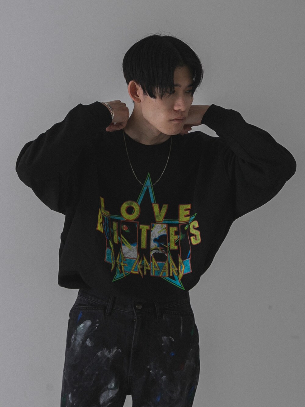 ブルー系のデニムパンツ、ブラック系のブーツを着用したメンズの秋コーディネートの2枚目の写真