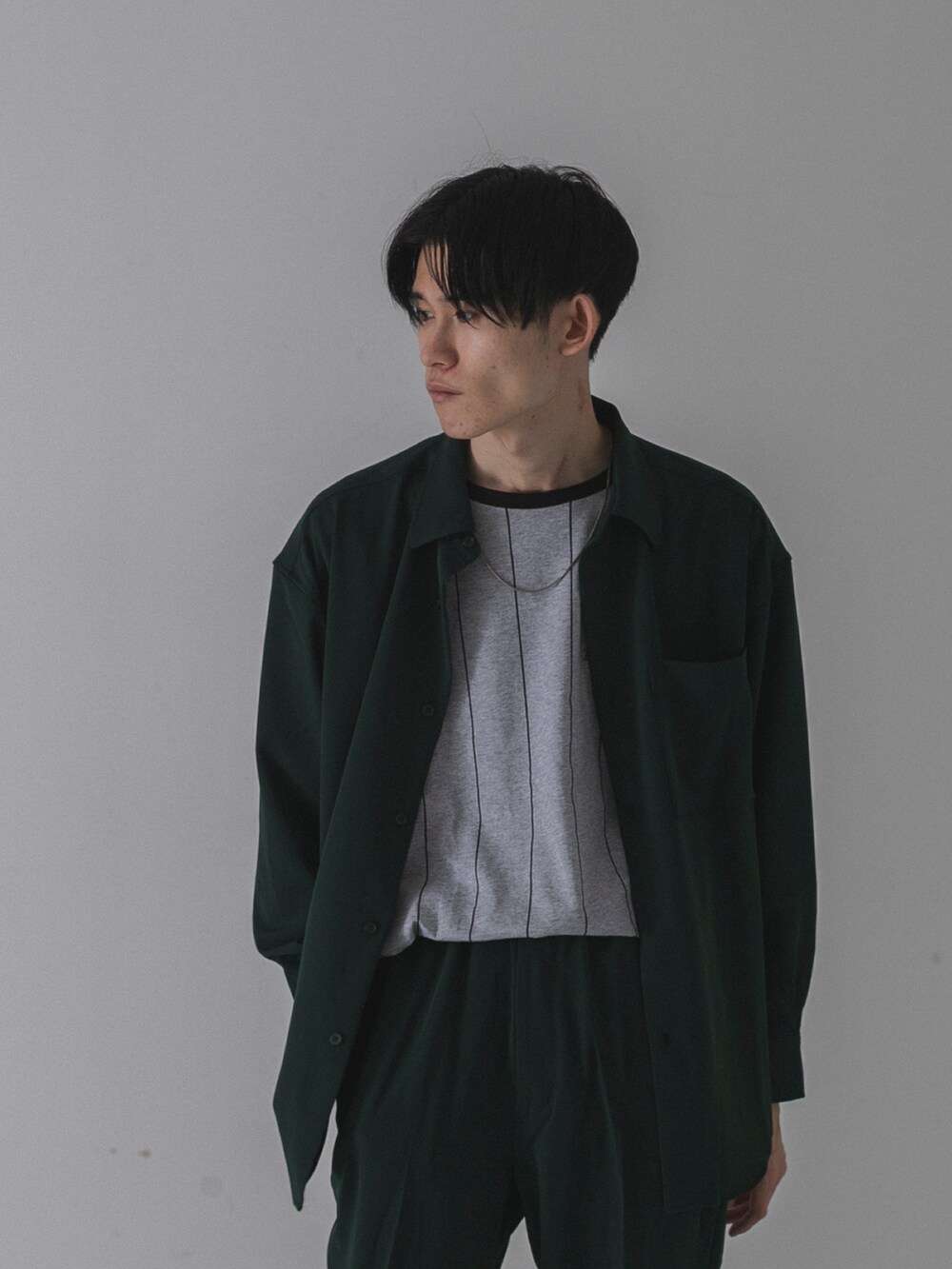 ブラック系のローファー、グリーン系のその他パンツ、グリーン系のシャツ/ブラウスを着用したメンズの秋コーディネートの3枚目の写真