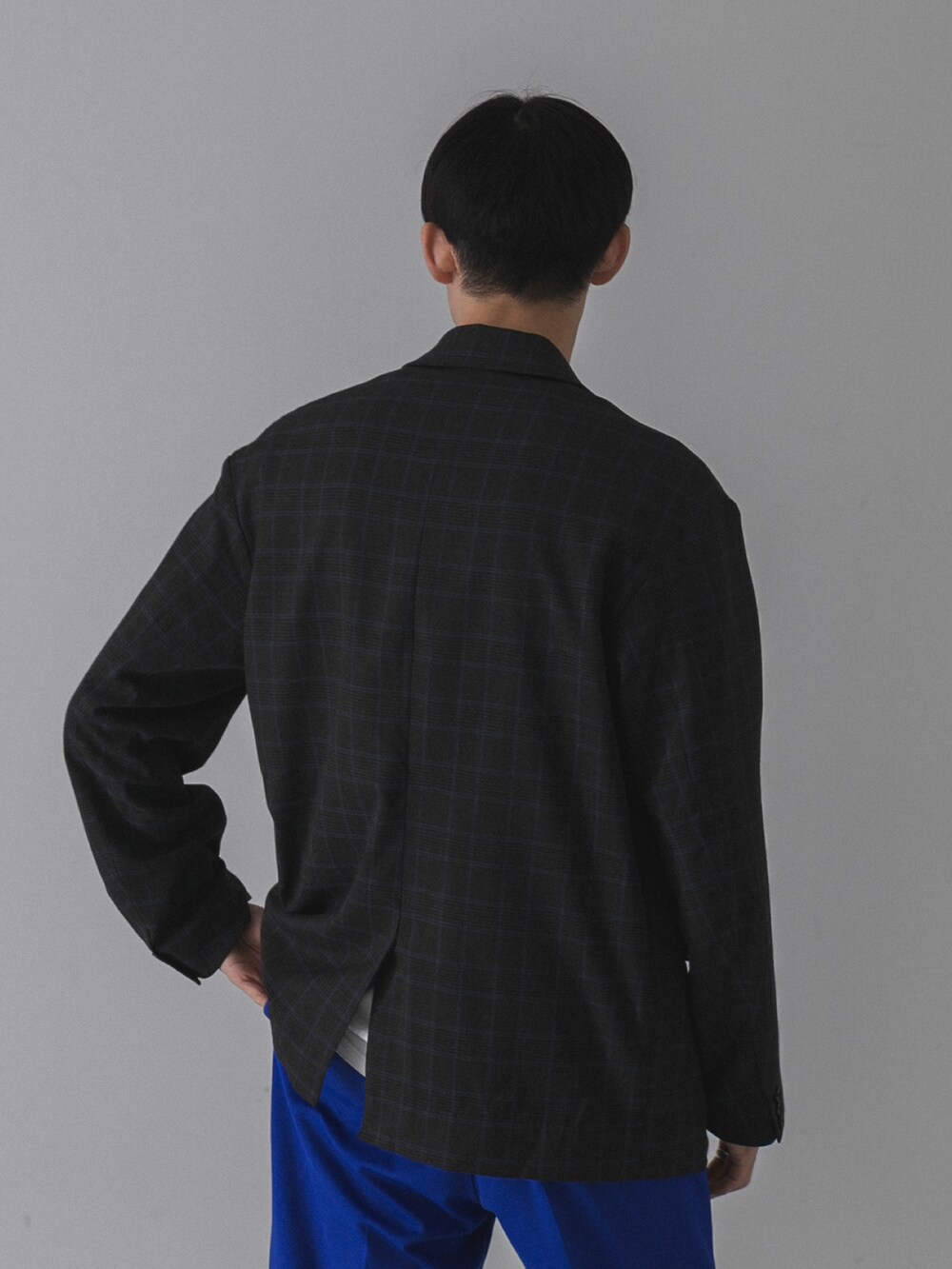 その他のジャケット/アウター、ブルー系のその他パンツ、ブラック系のローファーを着用したメンズの秋コーディネートの3枚目の写真