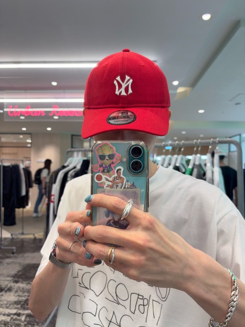 ホワイト系のTシャツ/カットソー、ブラウン系のその他パンツ、レッド系のキャップを着用したメンズの夏コーディネートの4枚目の写真