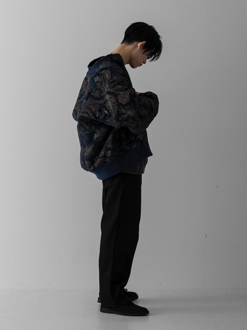 ブルー系のデニムパンツ、ブラック系のブーツ、ブルー系のブルゾンを着用したメンズの冬コーディネートの2枚目の写真