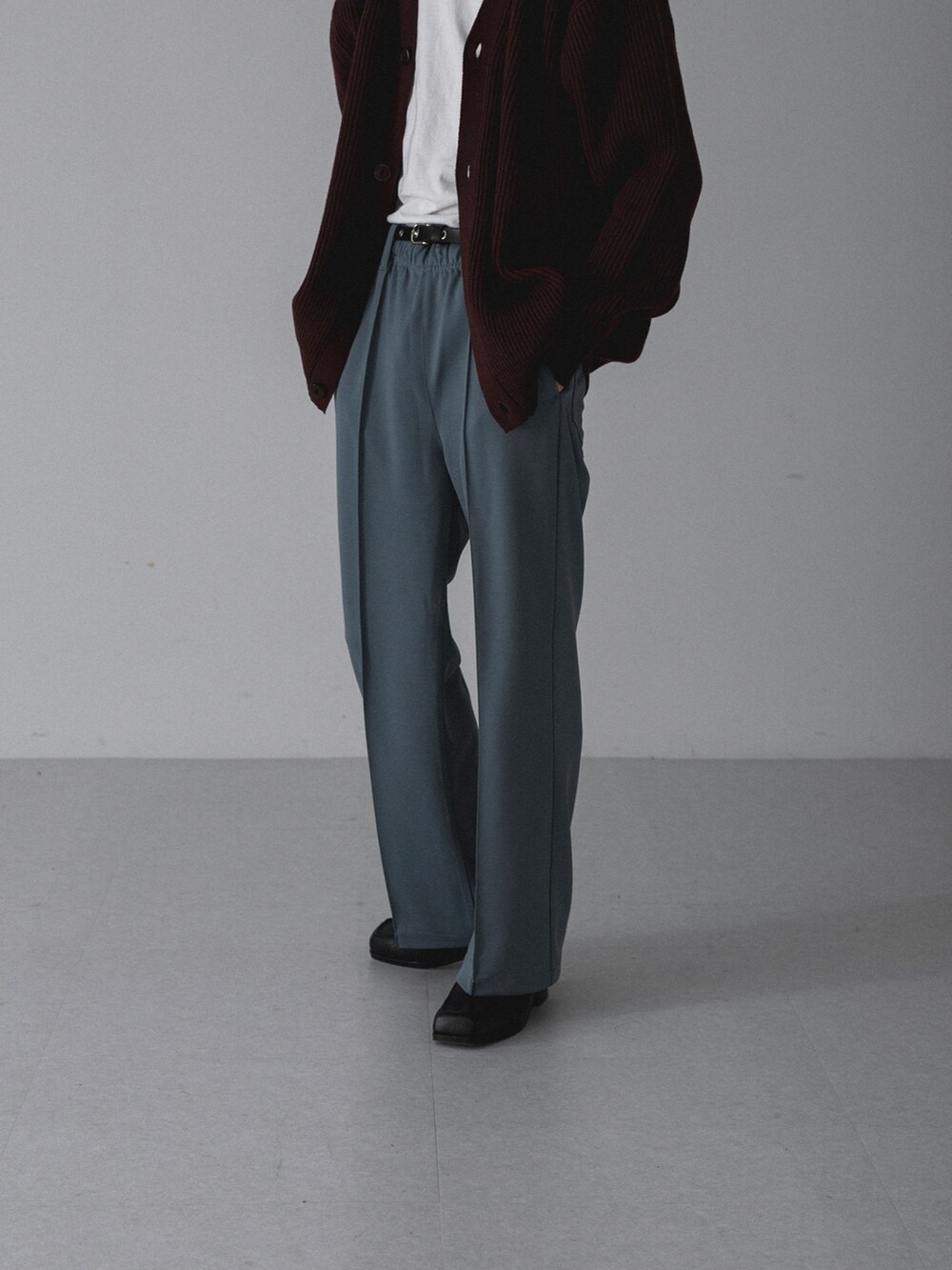 グレー系のその他パンツ、レッド系のカーディガン/ボレロを着用したメンズの夏コーディネートの2枚目の写真