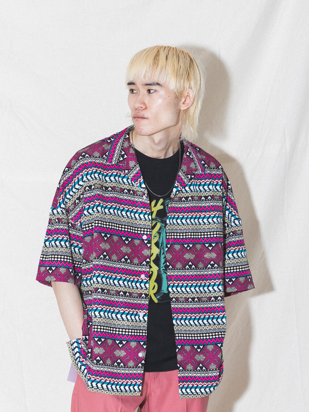 ピンク系のその他パンツ、その他のTシャツ/カットソー、ブルー系のシャツ/ブラウスを着用したメンズの春コーディネートの2枚目の写真