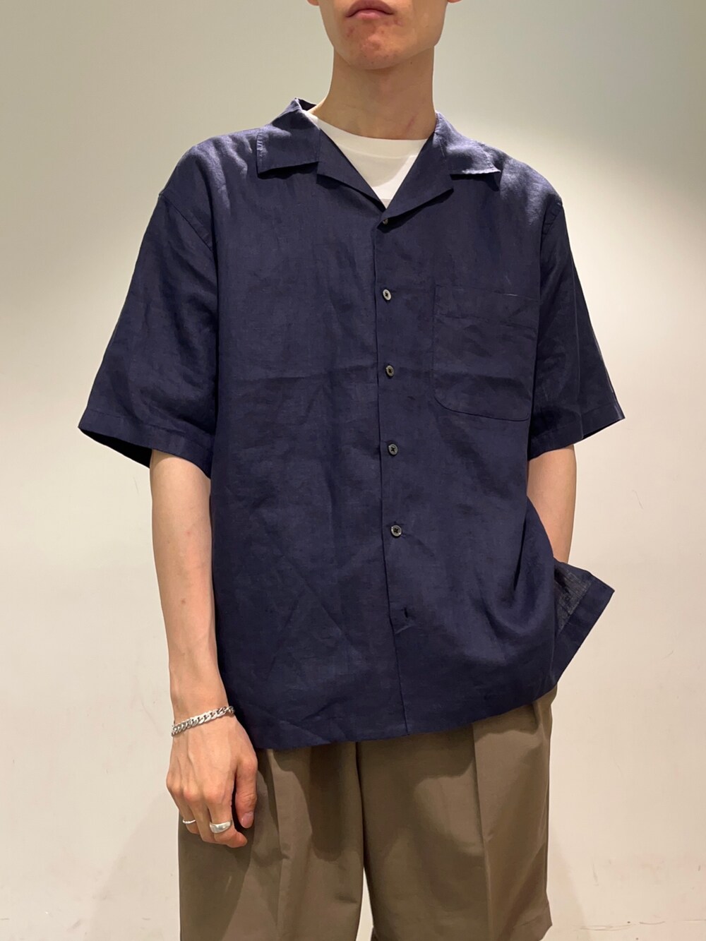 ブルー系のシャツ/ブラウス、グリーン系のその他パンツ、グレー系のスニーカーを着用したメンズの夏コーディネートの2枚目の写真