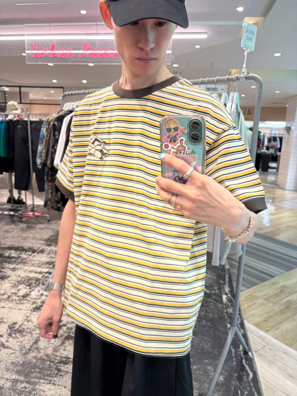 イエロー系のTシャツ/カットソー、ブラック系のその他パンツ、ブラック系のその他シューズを着用したメンズの夏コーディネートの2枚目の写真