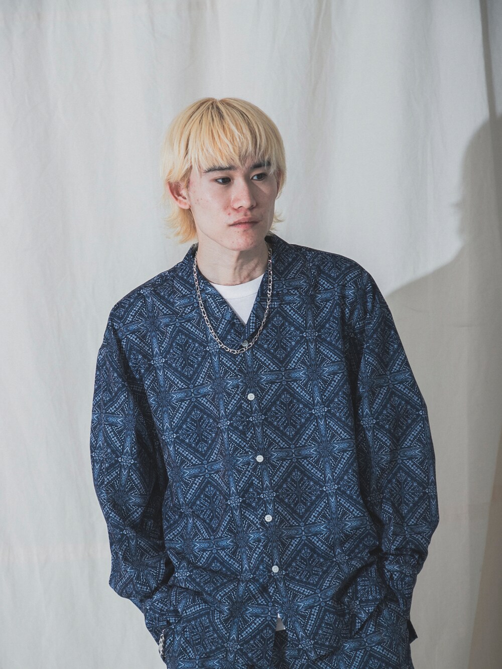 ブラック系のその他パンツ、グレー系のスニーカー、その他のシャツ/ブラウスを着用したメンズの春コーディネートの3枚目の写真