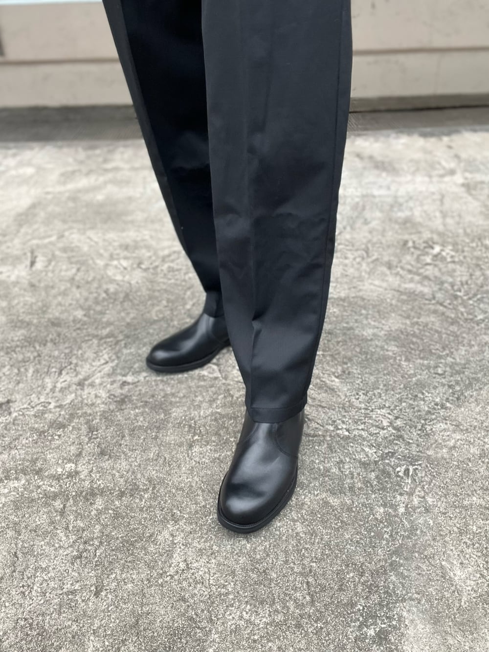 ブラック系のその他パンツ、ブラック系のブーツ、ブラック系のジャケット/アウターを着用したメンズの秋コーディネートの4枚目の写真