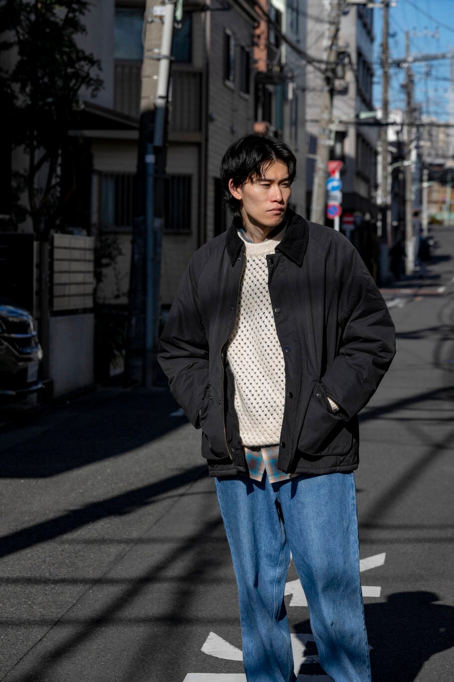 ホワイト系のニット/セーター、ブルー系のデニムパンツ、ブラウン系のシャツ/ブラウスを着用したメンズの冬コーディネートの2枚目の写真