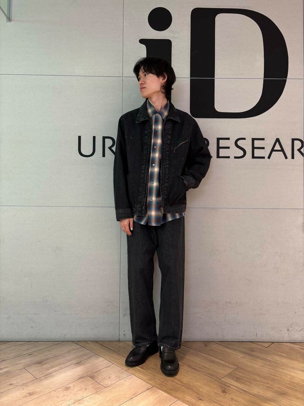 ブラウン系のシャツ/ブラウス、ブラック系のデニムパンツ、ブラック系のデニムジャケットを着用したメンズの冬コーディネートの2枚目の写真