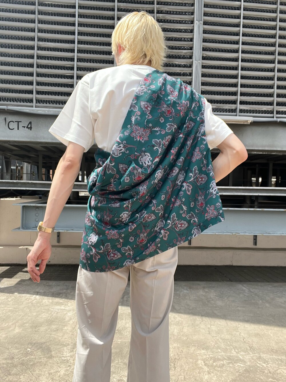 ホワイト系のその他パンツ、ブラック系のローファー、その他のシャツ/ブラウスを着用したメンズの春コーディネートの3枚目の写真
