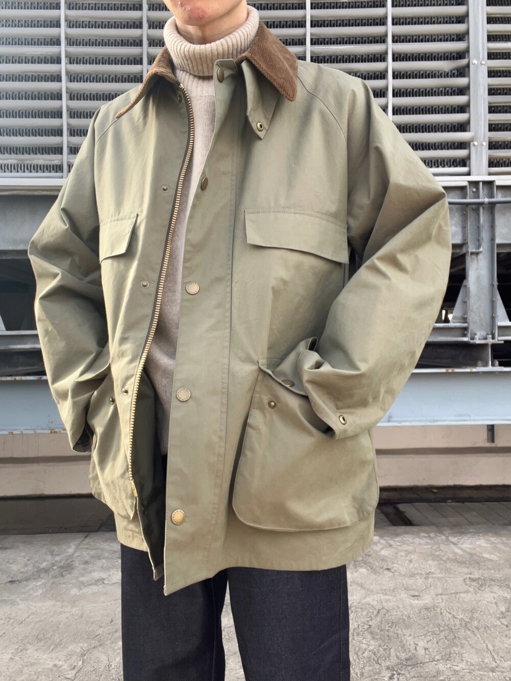 ブルー系のデニムパンツ、グリーン系のその他アウター、ベージュ系のニット/セーターを着用したメンズの秋コーディネートの2枚目の写真