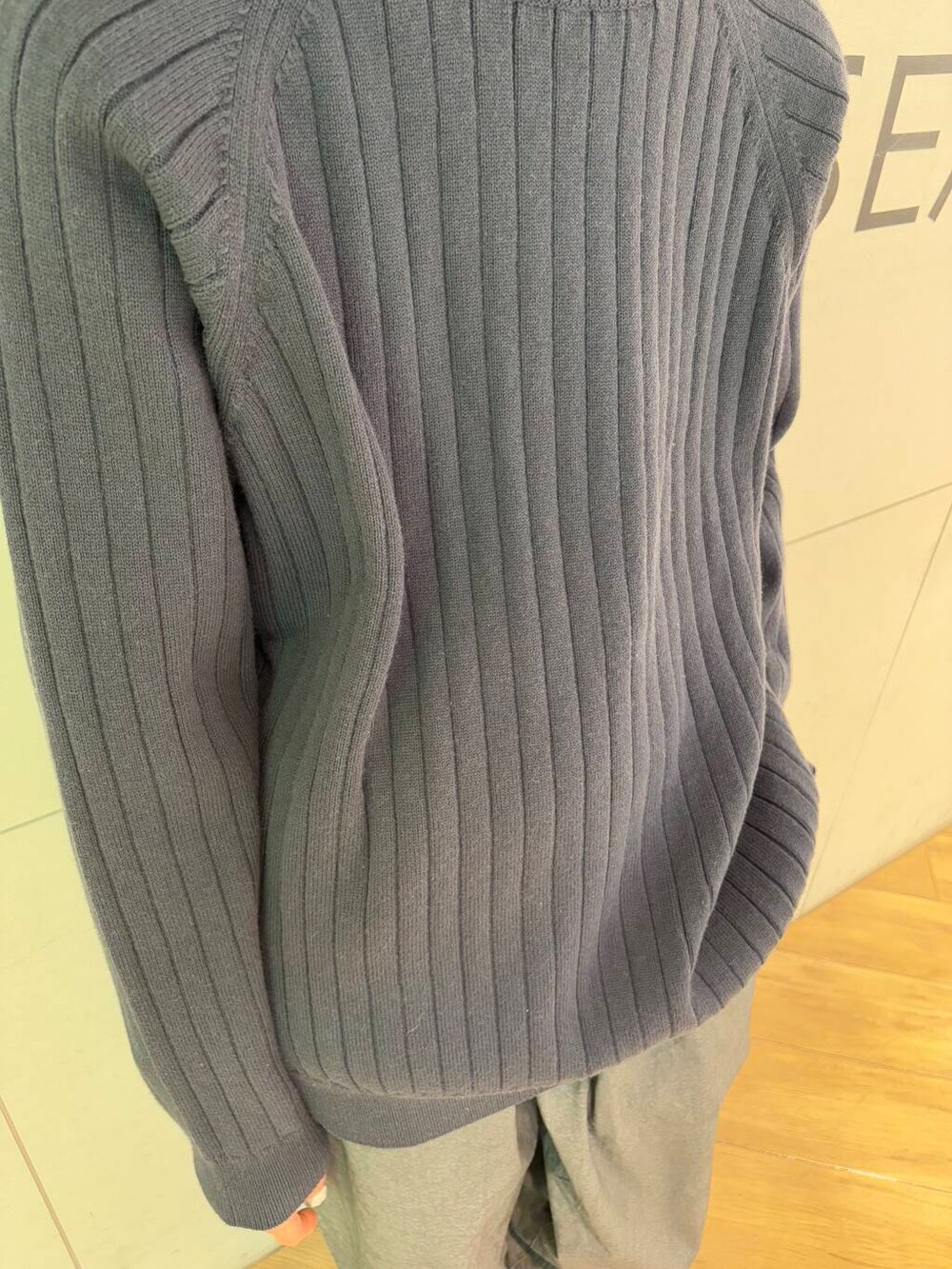 グレー系のその他パンツ、ブルー系のニット/セーター、ブルー系のキャップを着用したメンズの冬コーディネートの2枚目の写真