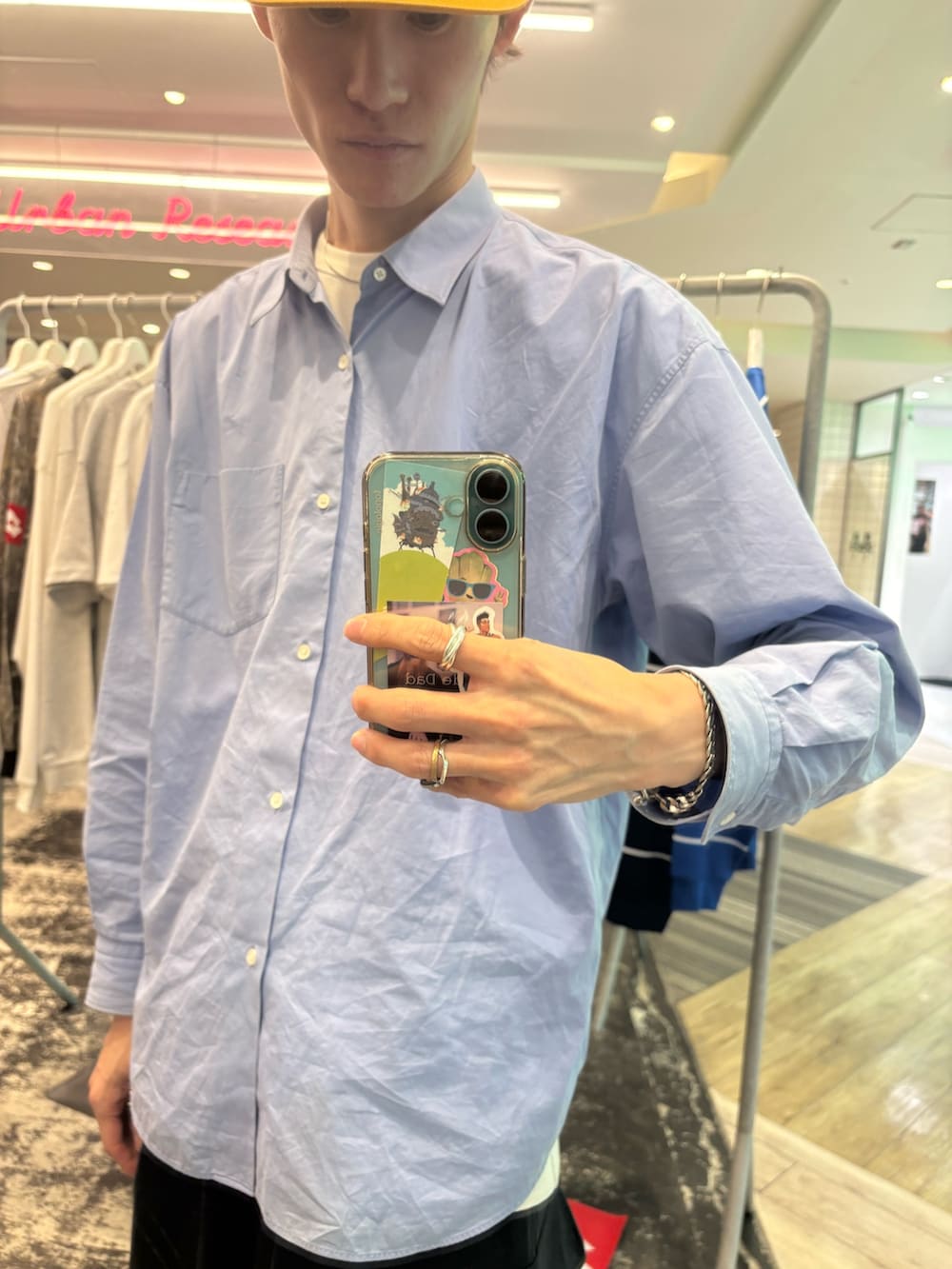 ブルー系のシャツ/ブラウス、ブルー系のその他パンツ、シルバー系のスニーカーを着用したメンズの春コーディネートの2枚目の写真