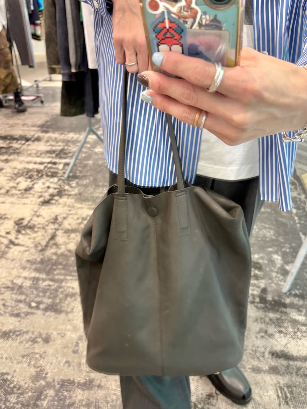 その他のシャツ/ブラウス、グレー系のその他パンツ、その他のTシャツ/カットソーを着用したメンズの夏コーディネートの5枚目の写真