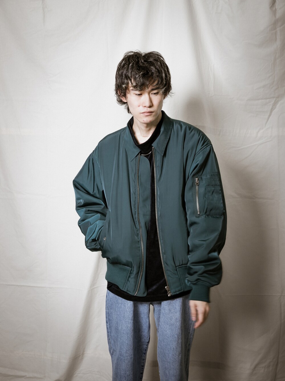 ブルー系のデニムパンツ、グレー系のスニーカー、ブラウン系のTシャツ/カットソーを着用したメンズの秋コーディネートの2枚目の写真