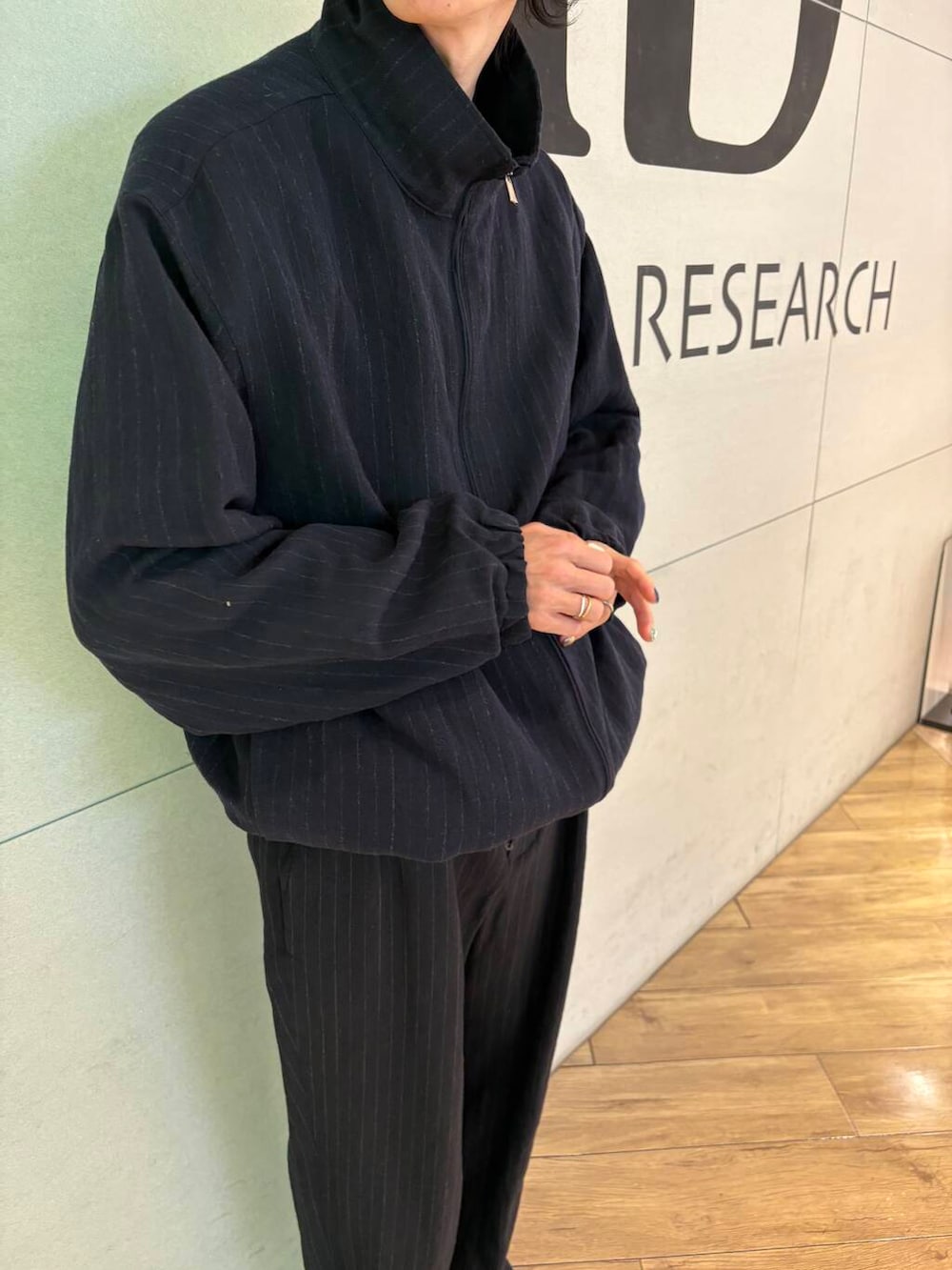 ブルー系のブルゾン、ブルー系のその他パンツを着用したメンズの冬コーディネートの3枚目の写真