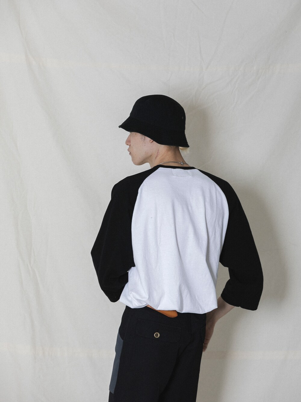 パープル系のその他パンツ、ブラック系のTシャツ/カットソー、ホワイト系のハットを着用したメンズの夏コーディネートの3枚目の写真