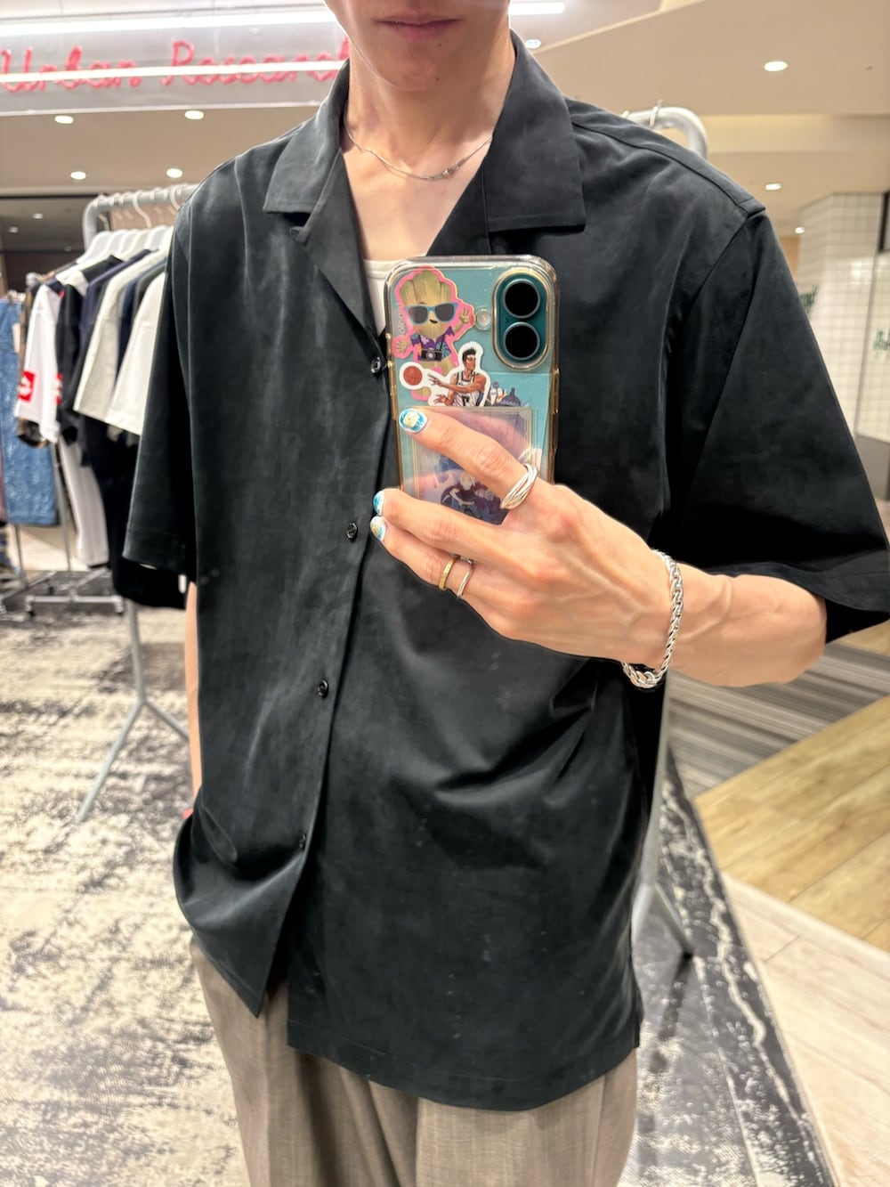 ブラック系のシャツ/ブラウス、ブラウン系のその他パンツ、シルバー系のスニーカーを着用したメンズの夏コーディネートの2枚目の写真