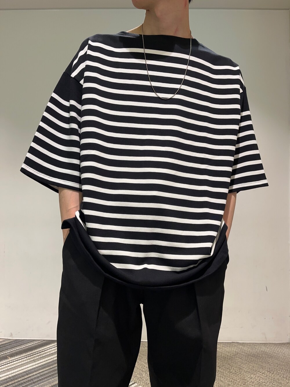 ホワイト系のその他パンツ、ブラック系のサンダル、シルバー系のネックレスを着用したメンズの夏コーディネートの2枚目の写真