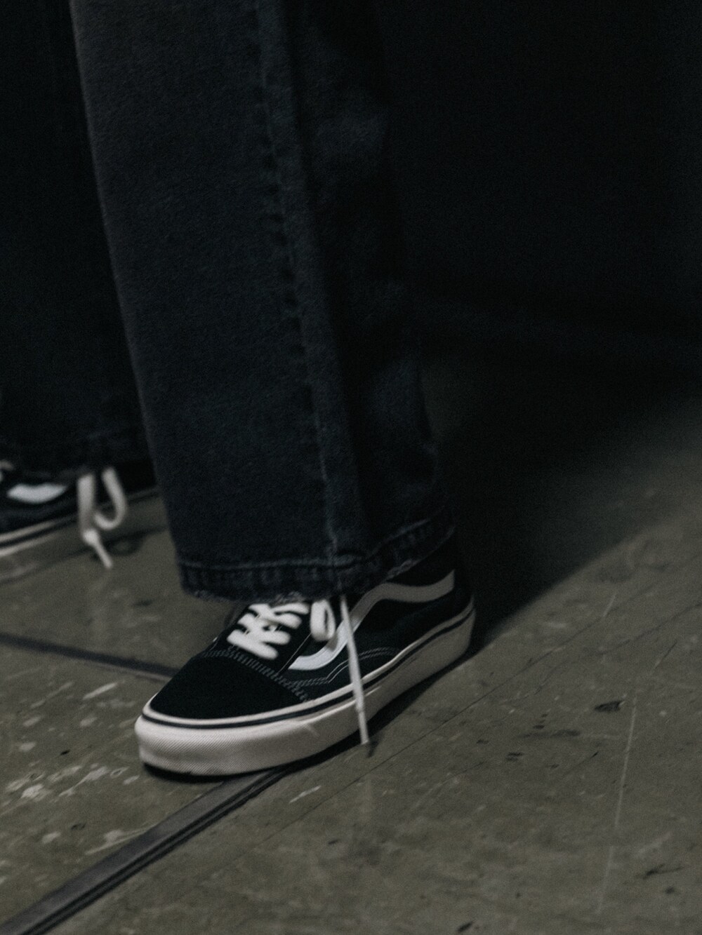 ブラック系のデニムパンツ、ホワイト系のTシャツ/カットソー、ブラック系のデニムジャケットを着用したメンズの秋コーディネートの4枚目の写真