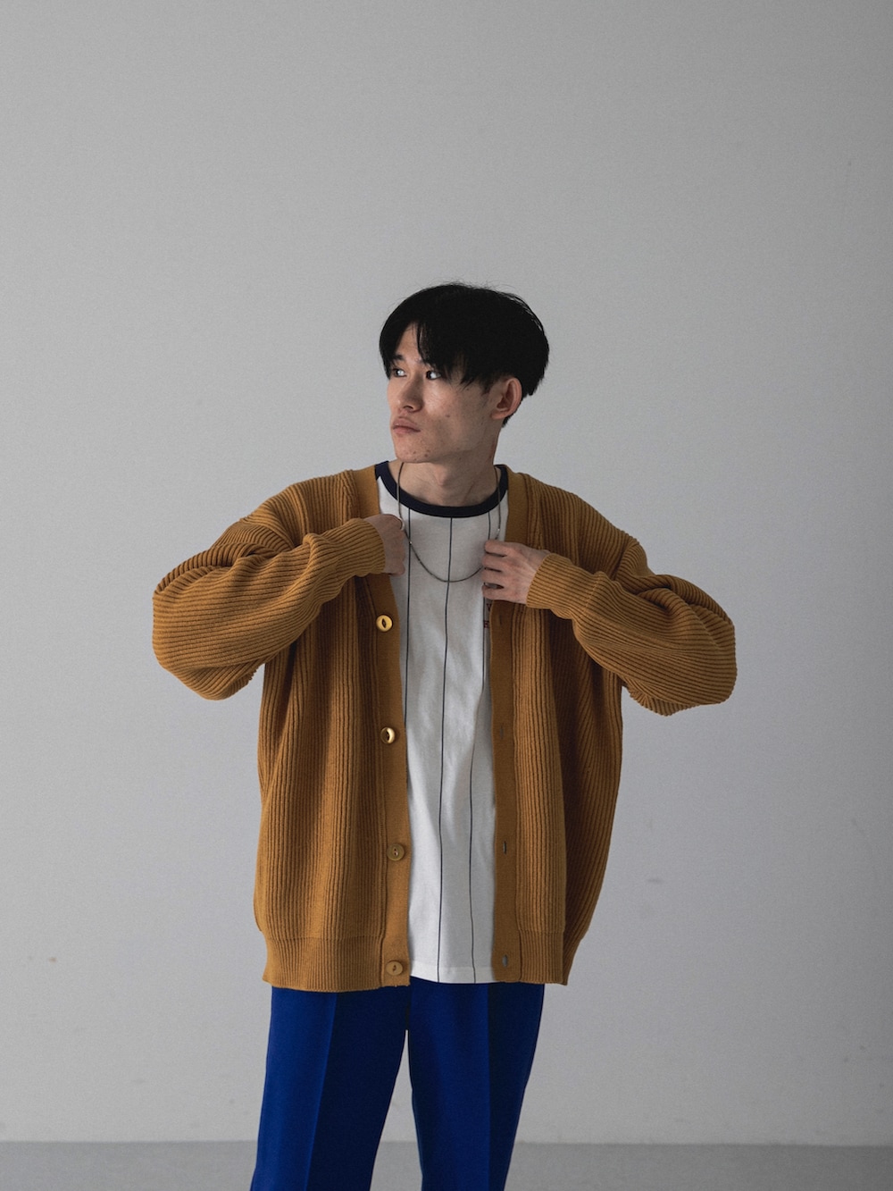 グレー系のその他パンツ、ゴールド系のカーディガン/ボレロを着用したメンズの夏コーディネートの3枚目の写真