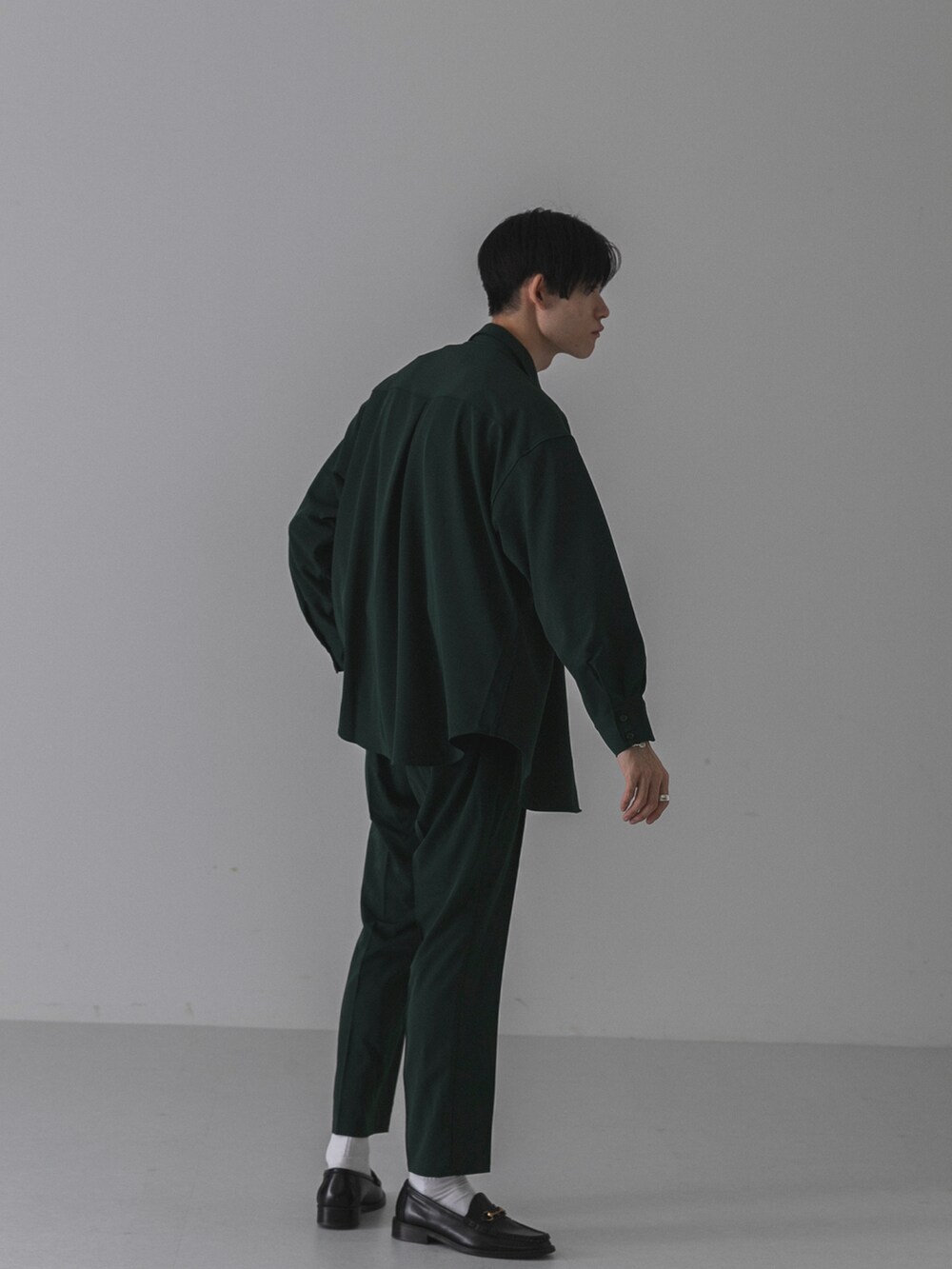 ブラック系のローファー、グリーン系のその他パンツ、グリーン系のシャツ/ブラウスを着用したメンズの秋コーディネートの2枚目の写真