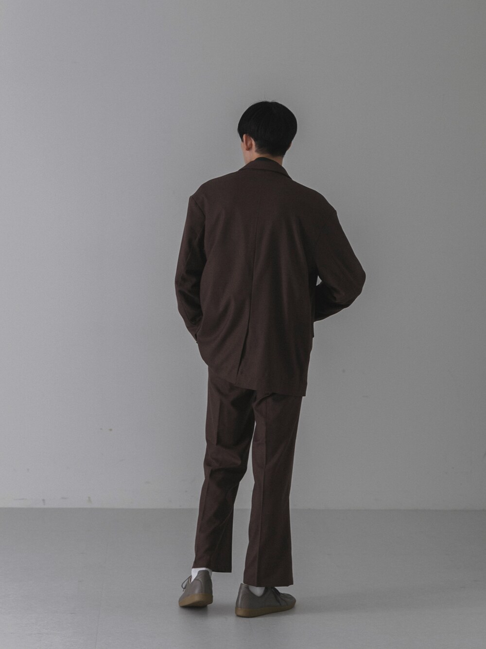 グレー系のスニーカー、ブルー系のその他パンツ、その他のジャケット/アウターを着用したメンズの秋コーディネートの2枚目の写真