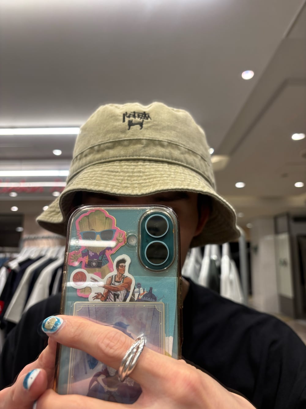 ブラウン系のその他パンツ、ブラック系のTシャツ/カットソー、シルバー系のスニーカーを着用したメンズの夏コーディネートの3枚目の写真