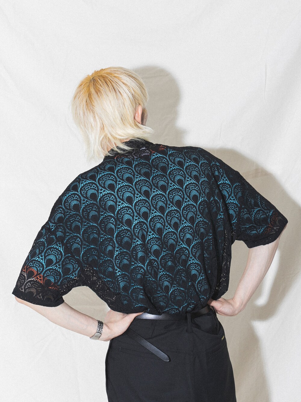 ブラック系のその他パンツ、ブルー系のシャツ/ブラウスを着用したメンズの春コーディネートの3枚目の写真