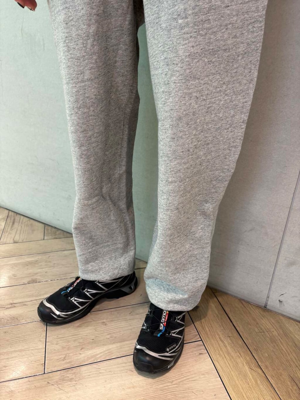 ブラック系のダウンジャケット/コート、ピンク系のスウェット、グレー系のその他パンツを着用したメンズの冬コーディネートの3枚目の写真