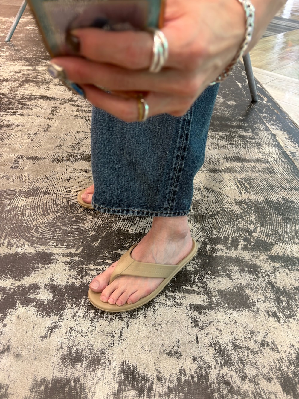 ブルー系のシャツ/ブラウス、ブルー系のデニムパンツ、ベージュ系のサンダルを着用したメンズの夏コーディネートの5枚目の写真