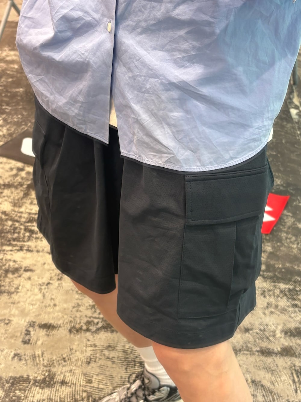 ブルー系のシャツ/ブラウス、ブルー系のその他パンツ、シルバー系のスニーカーを着用したメンズの春コーディネートの3枚目の写真