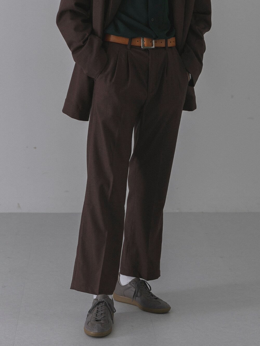 グレー系のスニーカー、ブルー系のその他パンツ、その他のジャケット/アウターを着用したメンズの秋コーディネートの5枚目の写真