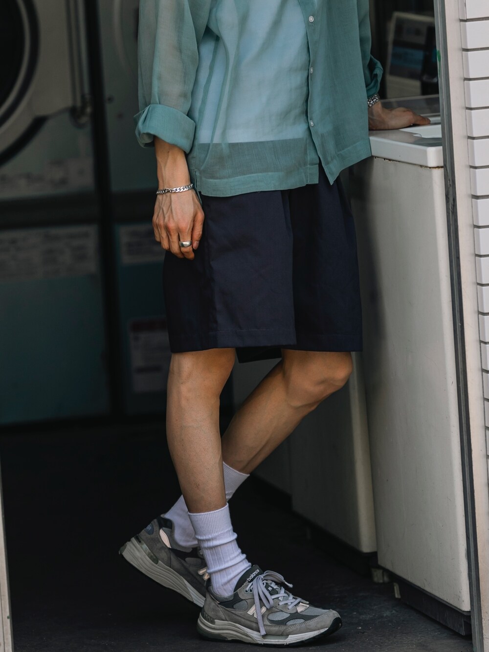 グリーン系のシャツ/ブラウスを着用したメンズの夏コーディネートの3枚目の写真