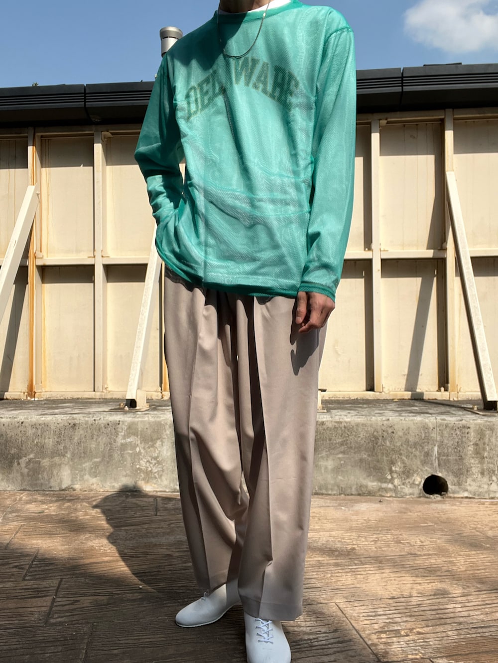 グレー系のその他パンツ、ブルー系のTシャツ/カットソー、ホワイト系のトップスを着用したメンズの春コーディネートの3枚目の写真