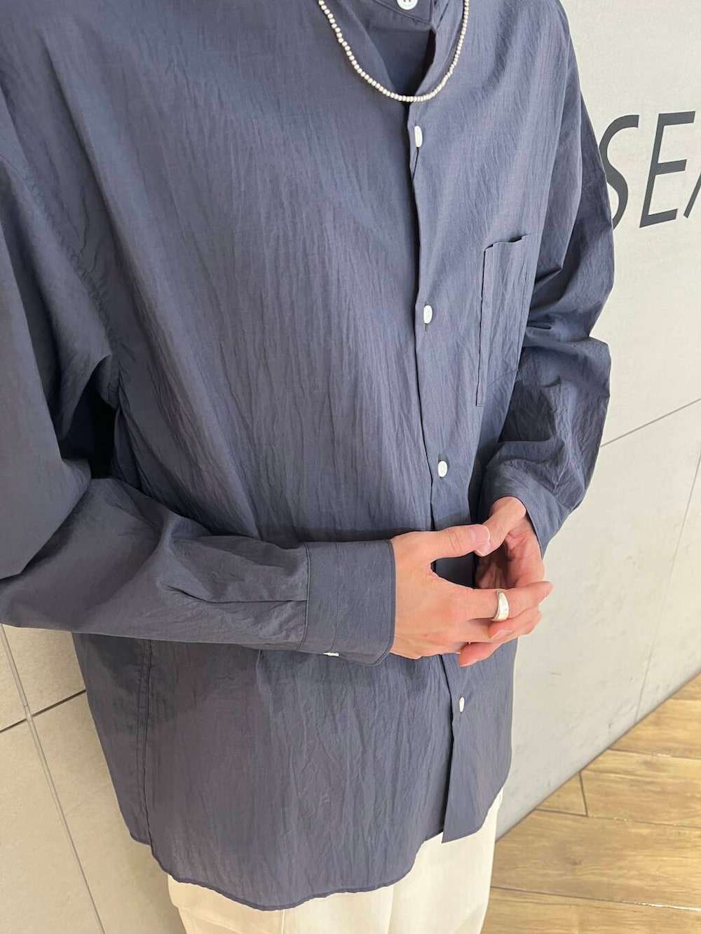 ホワイト系のその他パンツ、ブラック系のローファー、ブルー系のシャツ/ブラウスを着用したメンズの夏コーディネートの3枚目の写真