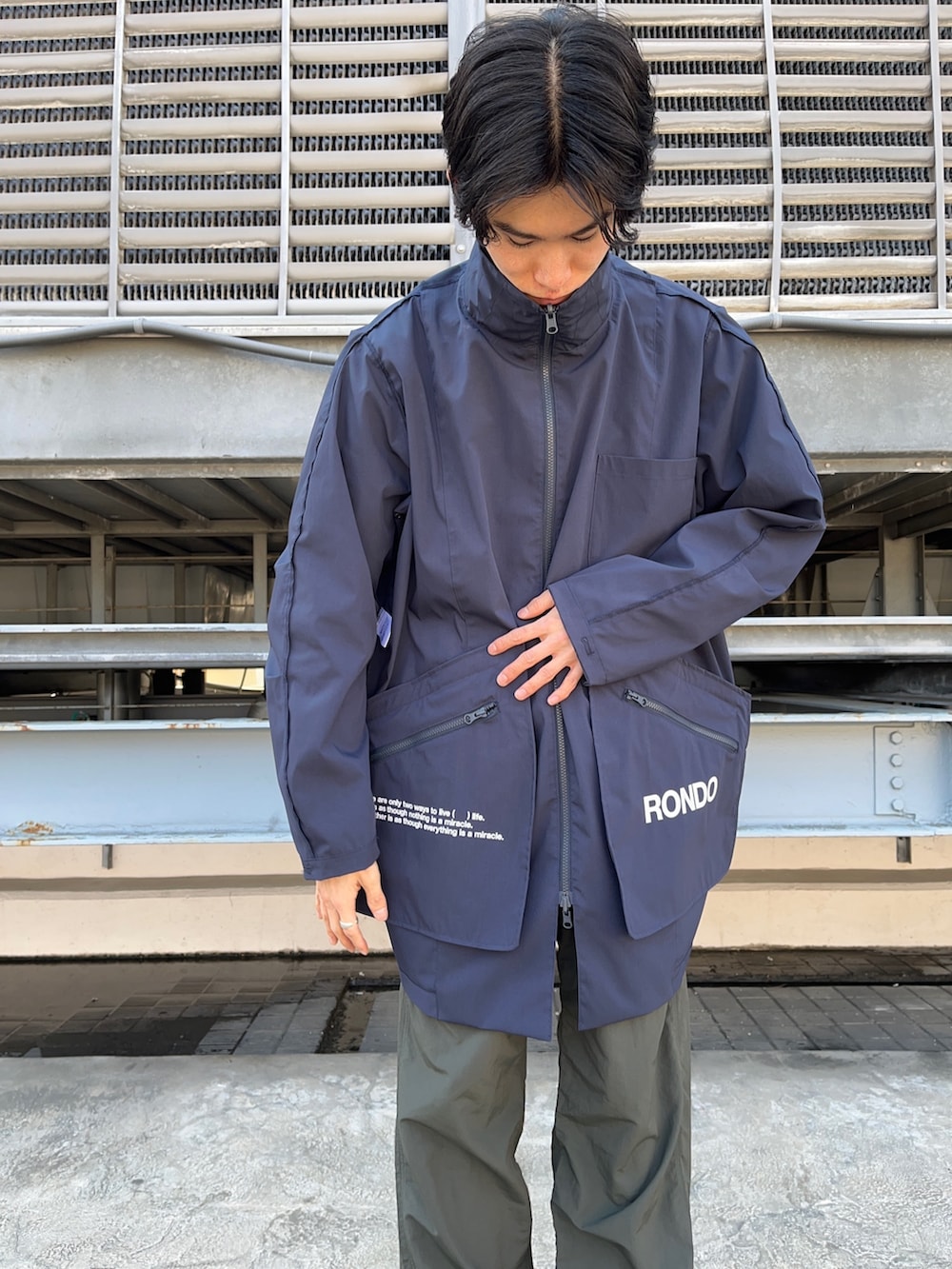 ブルー系のジャケット/アウター、その他のシャツ/ブラウス、グリーン系のパンツを着用したメンズの春コーディネートの5枚目の写真