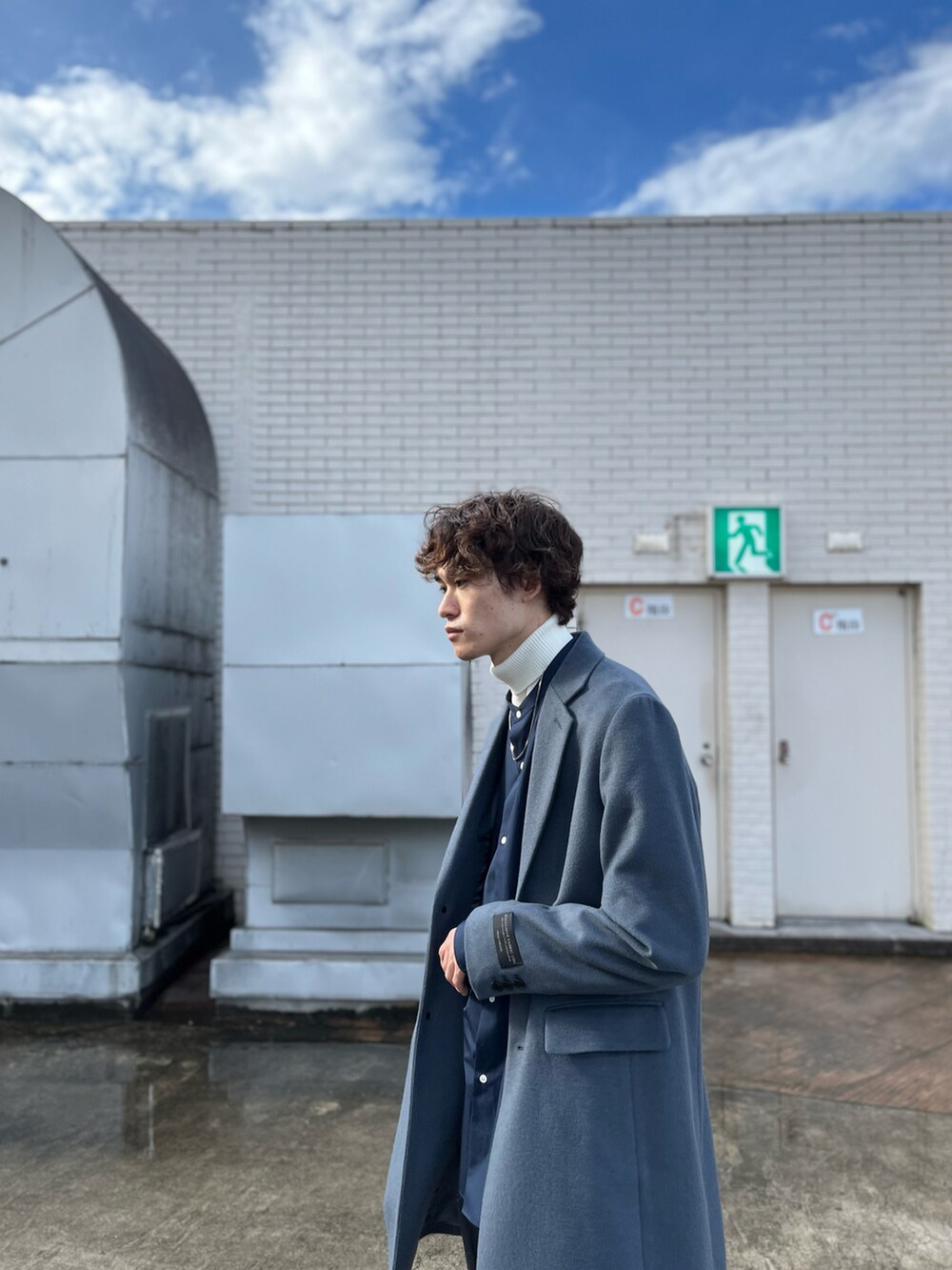 グリーン系のその他パンツ、ブルー系のシャツ/ブラウス、ホワイト系のニット/セーターを着用したメンズの冬コーディネートの3枚目の写真